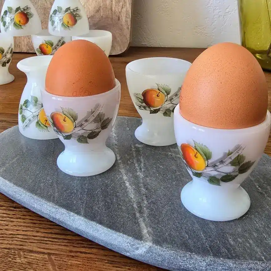 Coquetiers motif pommes avec œufs à la coque vintage.