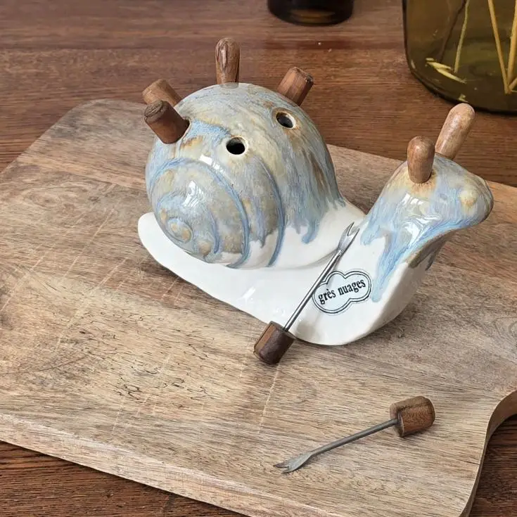 Escargot pique-apéritif en grès nuage avec piques en bois.