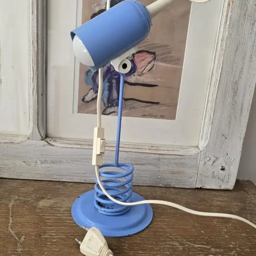 Lampe Space Age Massive vintage en métal bleu avec pied spiralé, lampe éteinte.