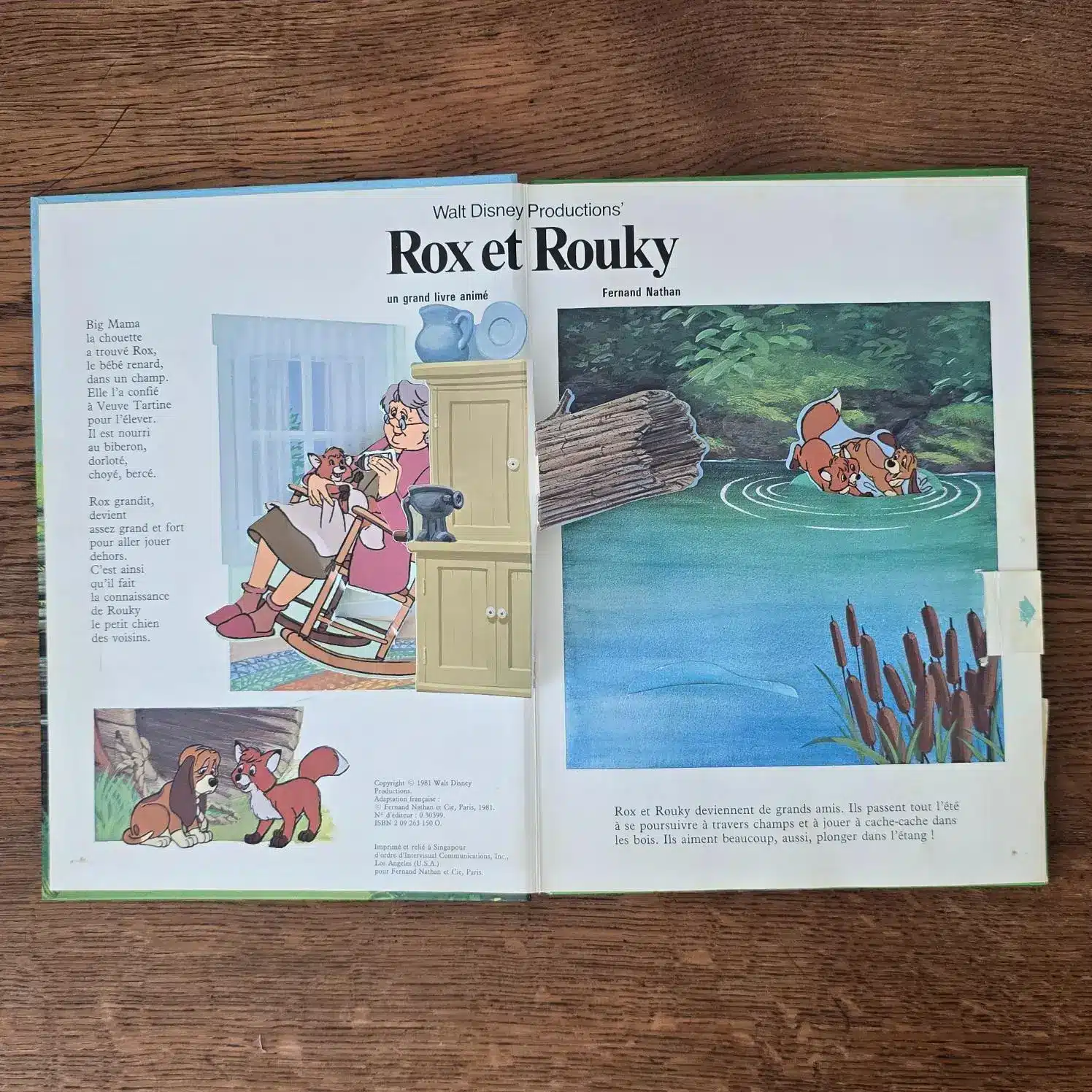 Page intérieure illustrée du livre animé Rox et Rouky, éditions Fernand Nathan.