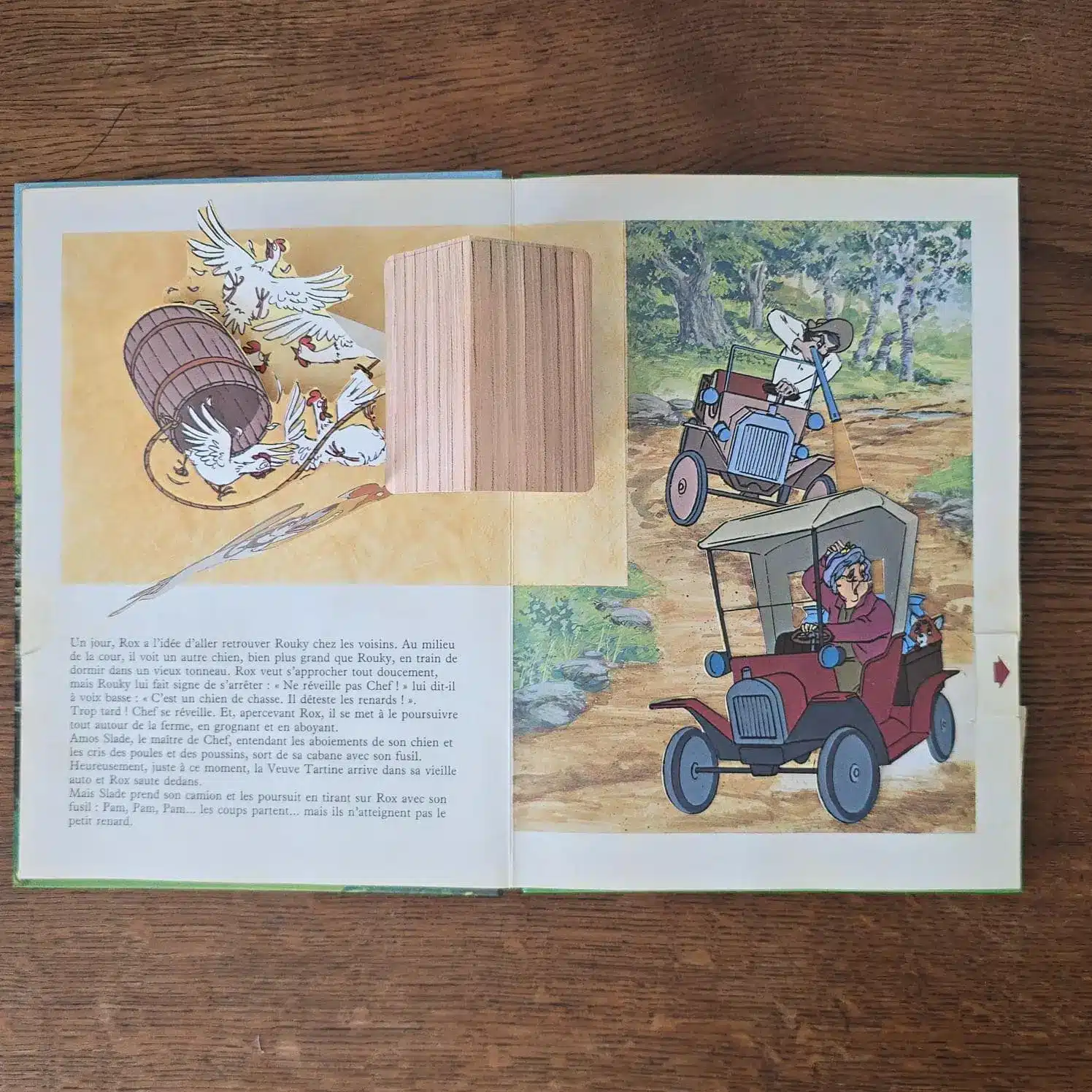 Page animée avec pop-up et texte en français du livre Disney Rox et Rouky.