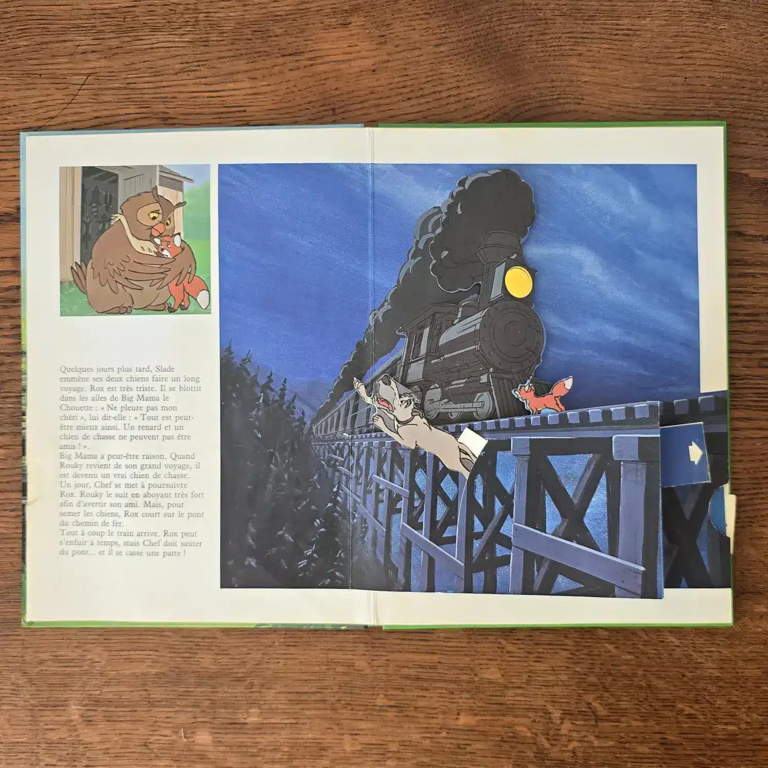 Page animée montrant Rox et Rouky en action, livre animé 1981.