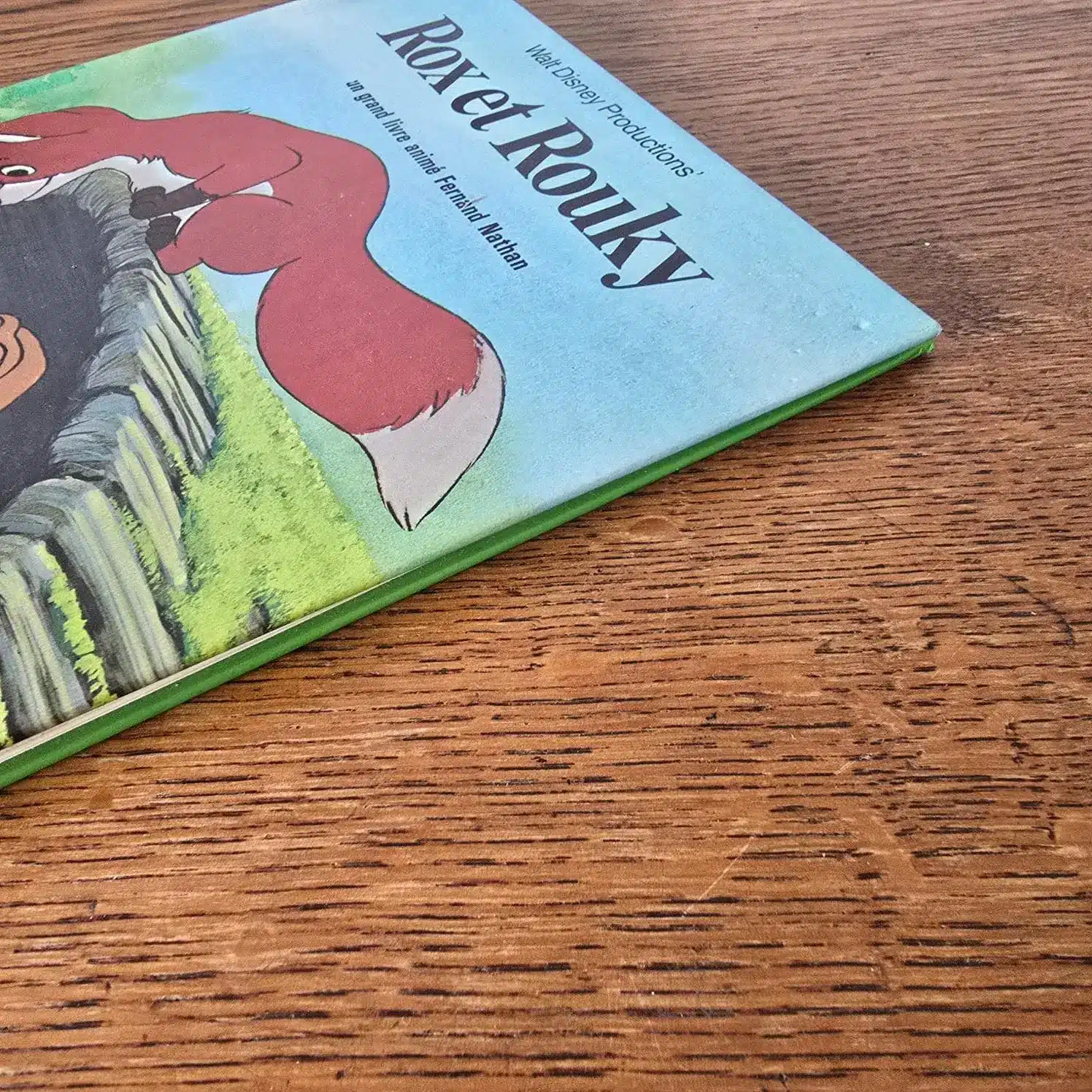 Autre vue de la couverture, livre animé vintage Rox et Rouky années 80.