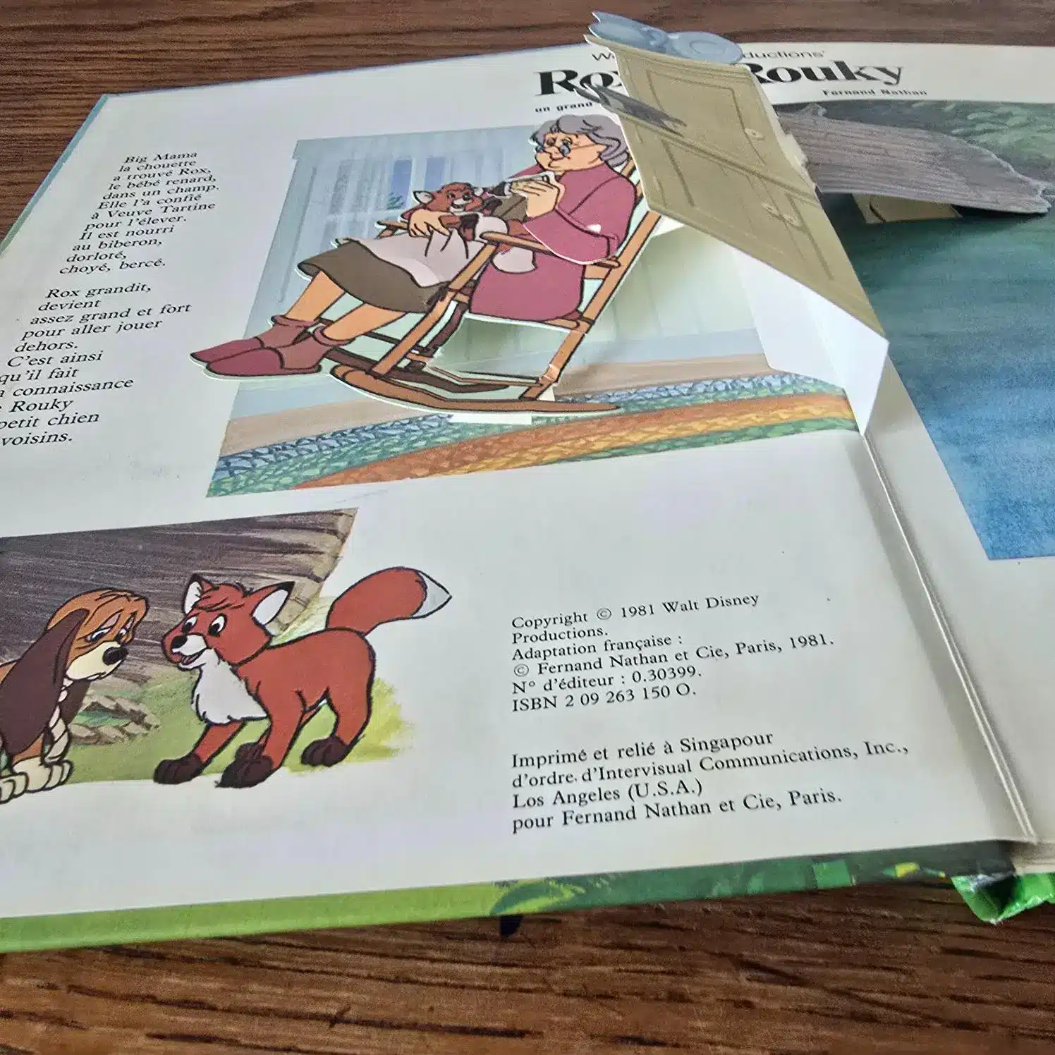 Détail de la page pop-up avec Rouky courant, livre animé Disney.