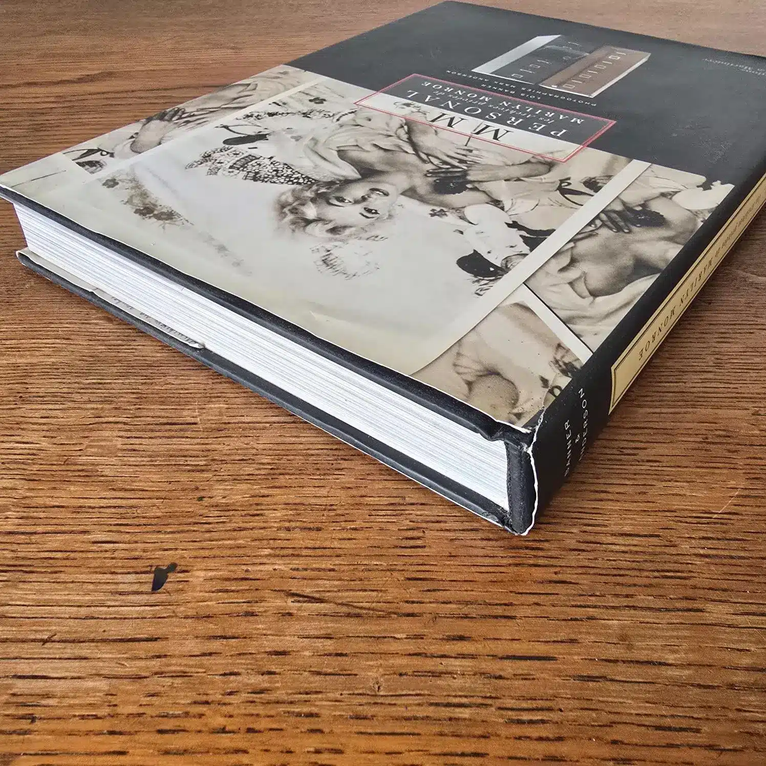 Livre MM Personal – Marilyn Monroe vu de biais, sur une table en bois.