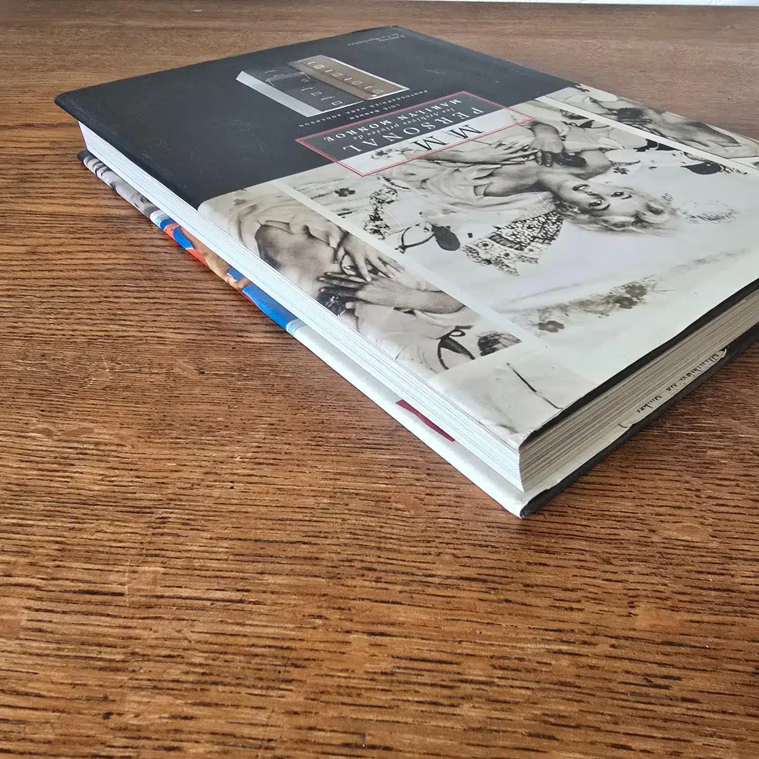 Livre MM Personal – Marilyn Monroe posé à plat, vue de la tranche et de la couverture.