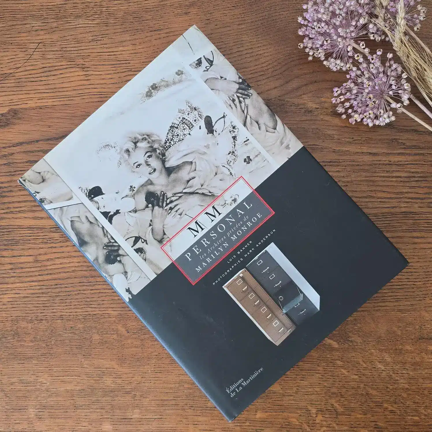 Couverture du livre MM Personal – Les archives privées de Marilyn Monroe avec surcouverture illustrée.