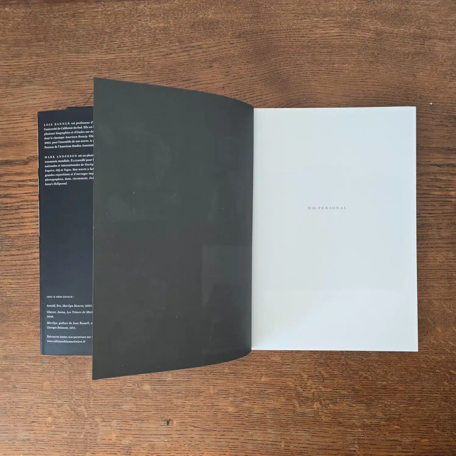 Double page intérieur noire et blanche du livre contenant le titre M M-Personnal