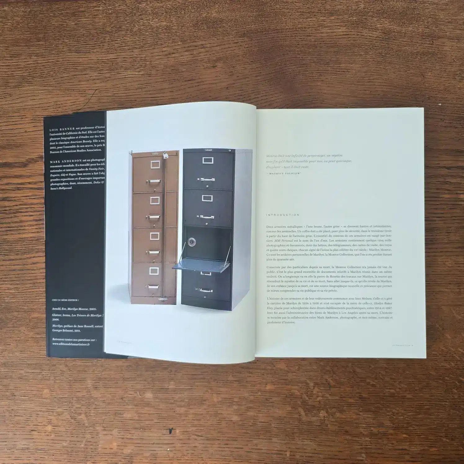 Double page du livre avec photographie montrant les casiers où étaient les archives de Marilyn.