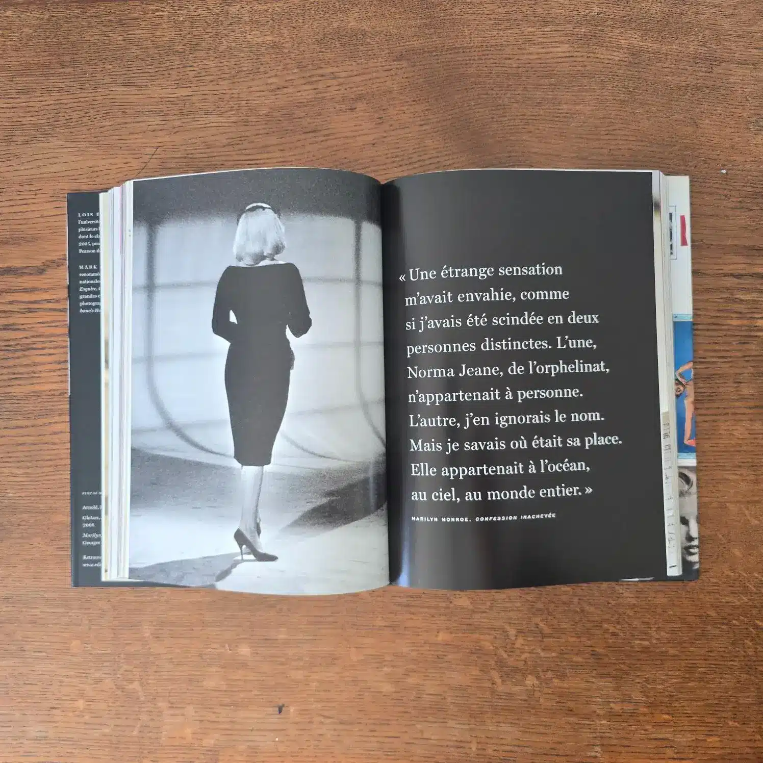 Pages intérieures du livre montrant Marilyn Monroe de dos.