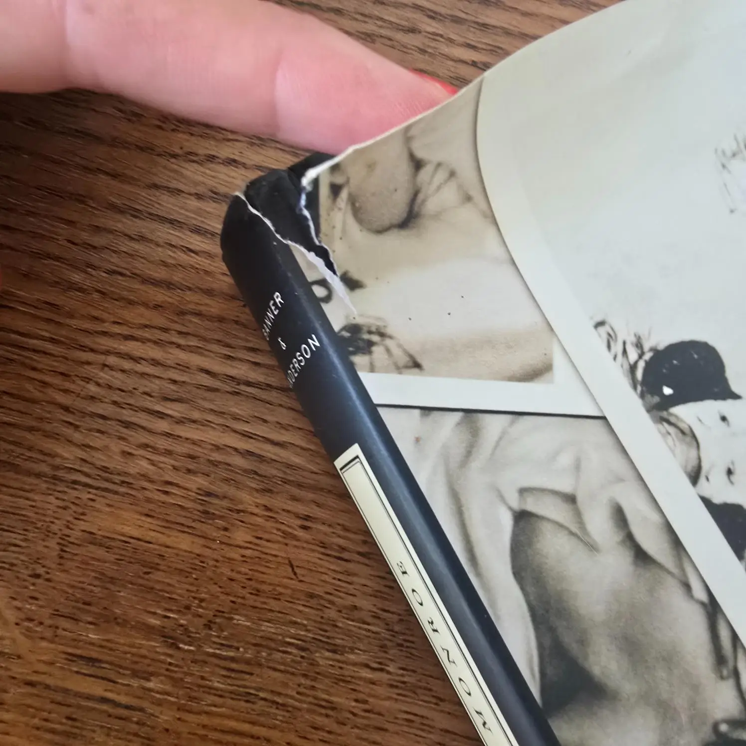 Gros plan sur la déchirure de la surcouverture du livre MM Personal – Marilyn Monroe.