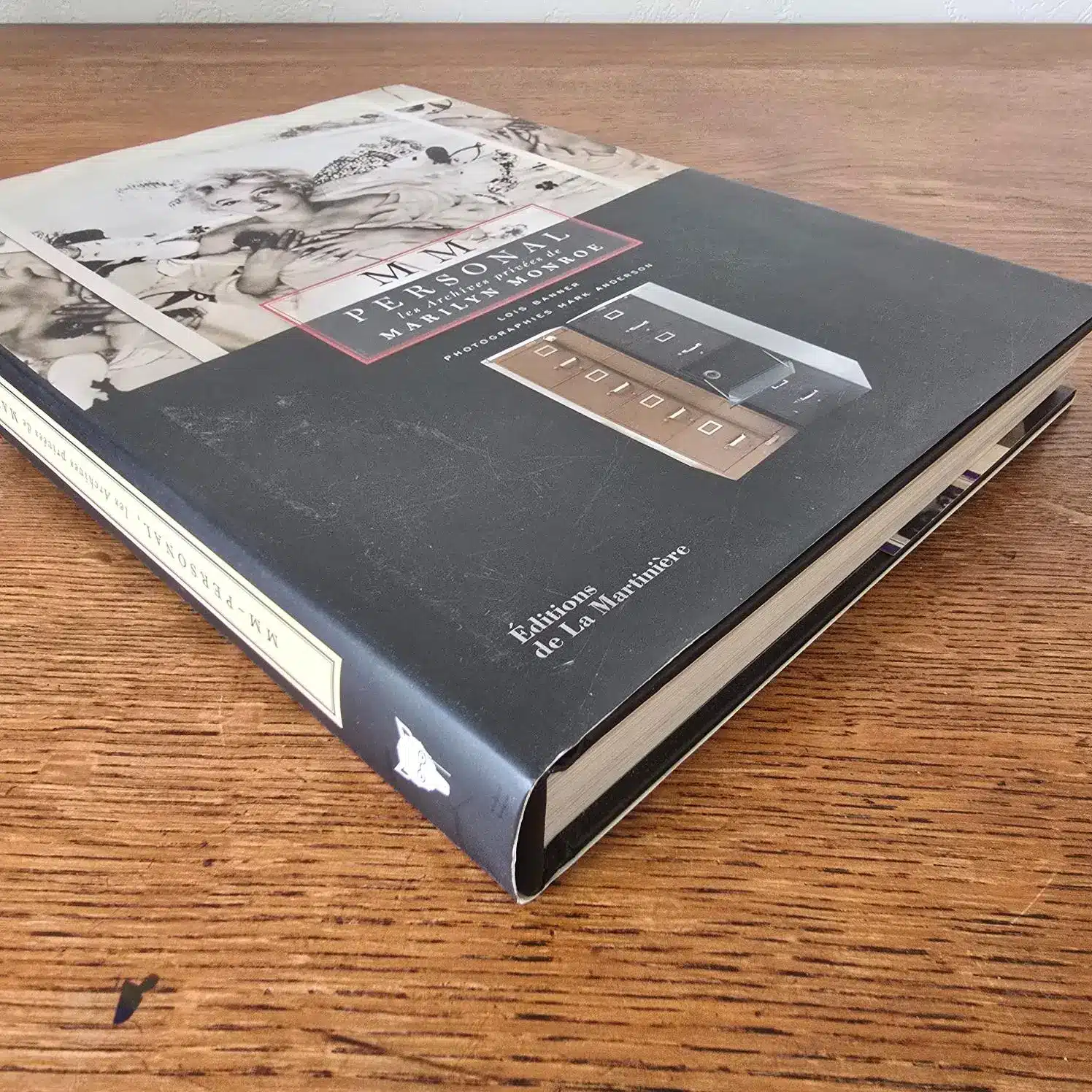 Vue rapprochée du livre MM Personal – Marilyn Monroe avec détails de la reliure.