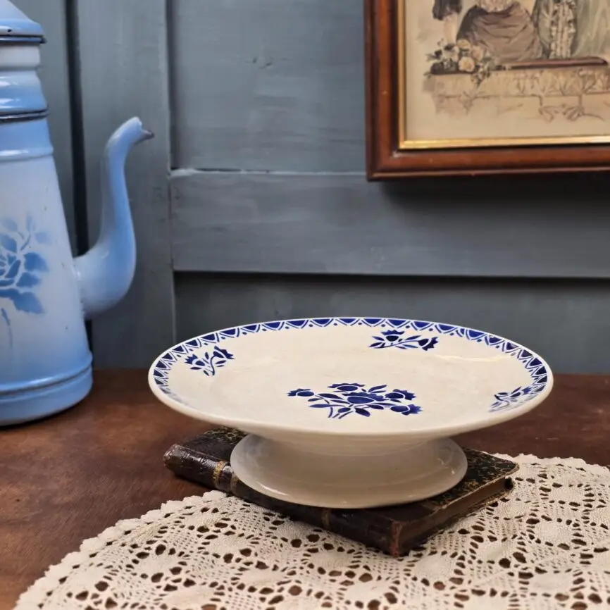 Plat ancien sur pied St Amandinoise St Amand décor floral bleu, posé sur napperon vintage