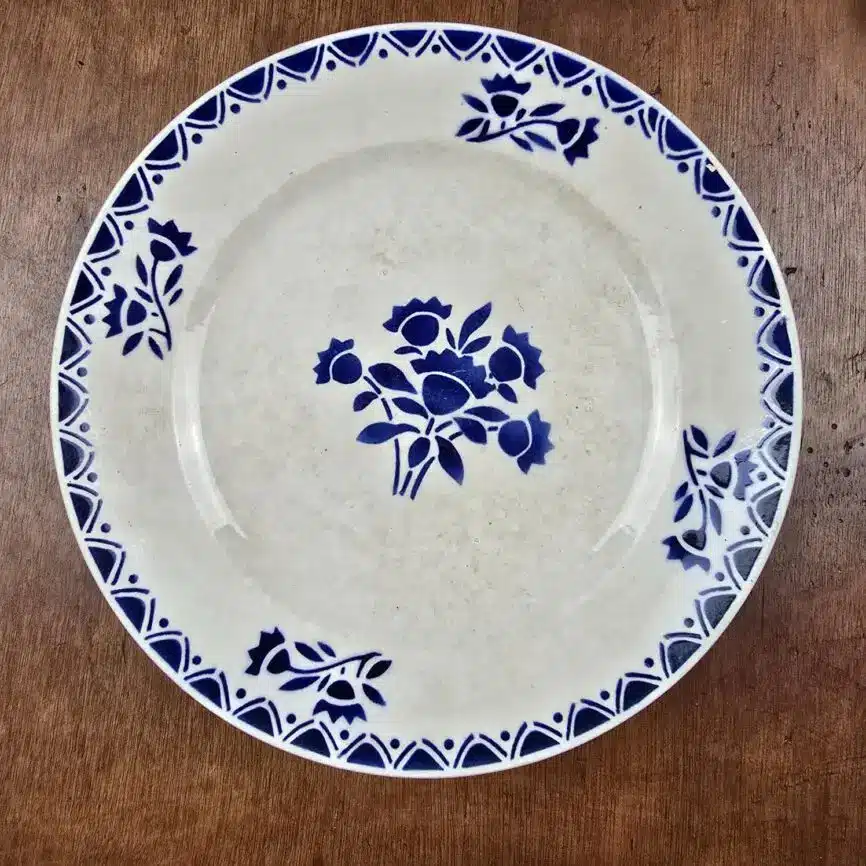 Plat piédouche ancien St Amand, décor floral bleu, vue de dessus avec patine
