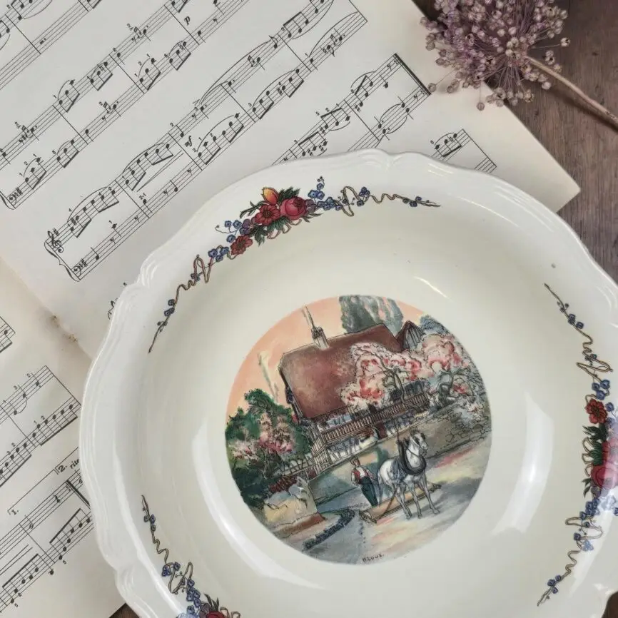 Plat creux Obernai Sarreguemines décor floral et scène alsacienne avec cheval.