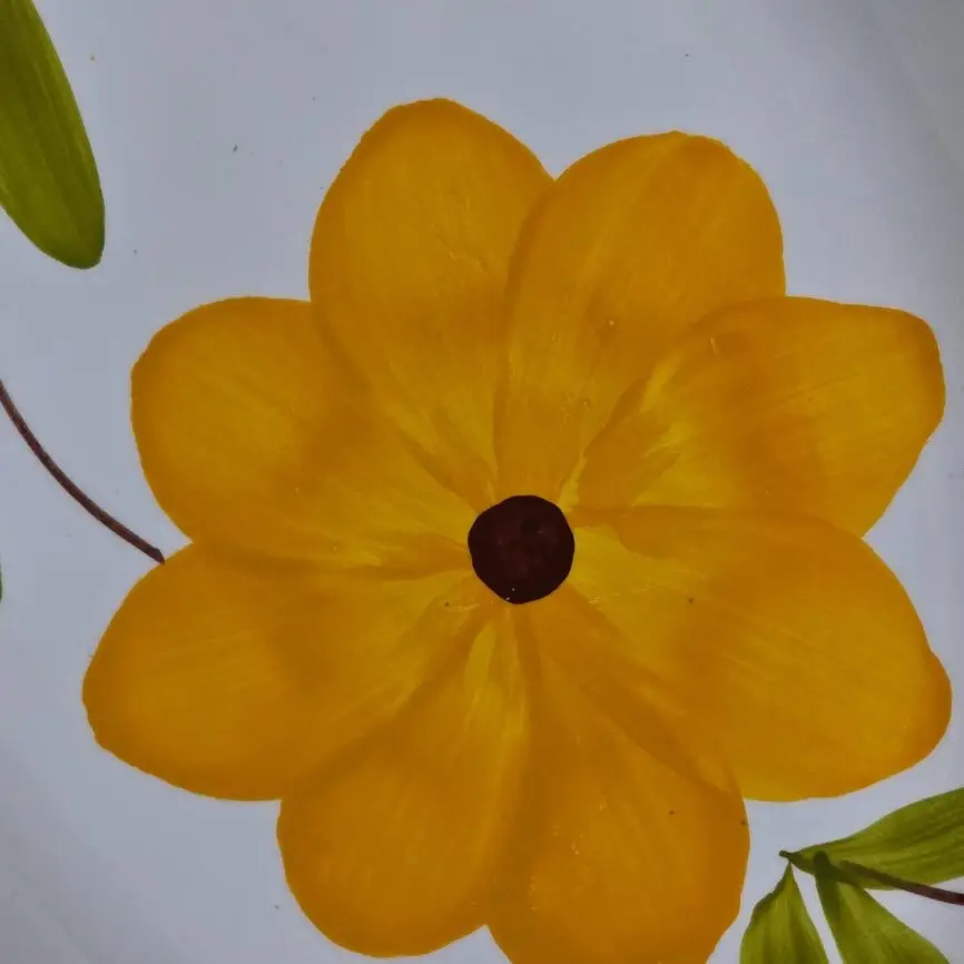 Plat vintage en faïence italienne avec grande fleur jaune, vue rapprochée