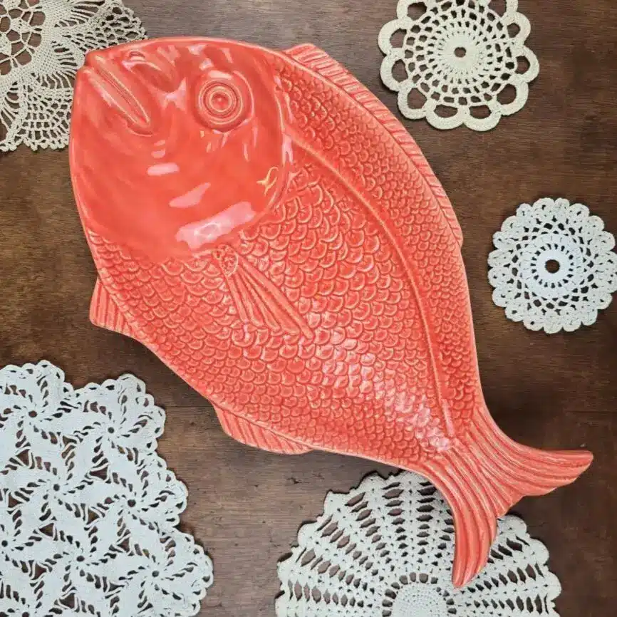 lat poisson en faïence corail vintage Surtis Portugal – posé sur napperons