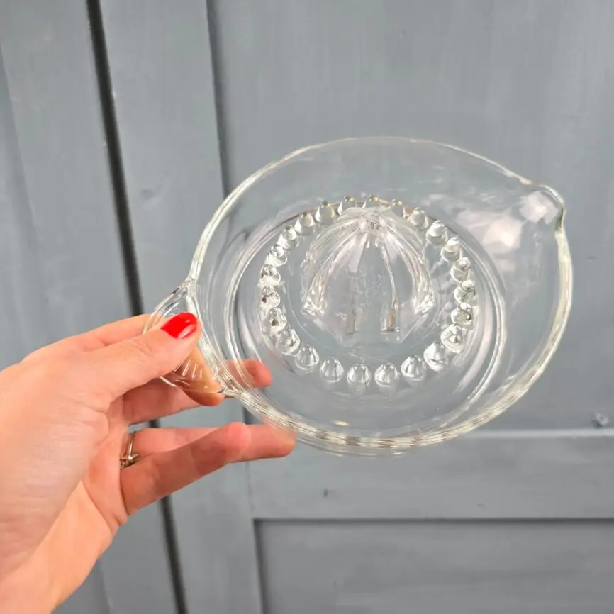 Presse-agrumes vintage en verre Italy, tenu en main, vue de profil