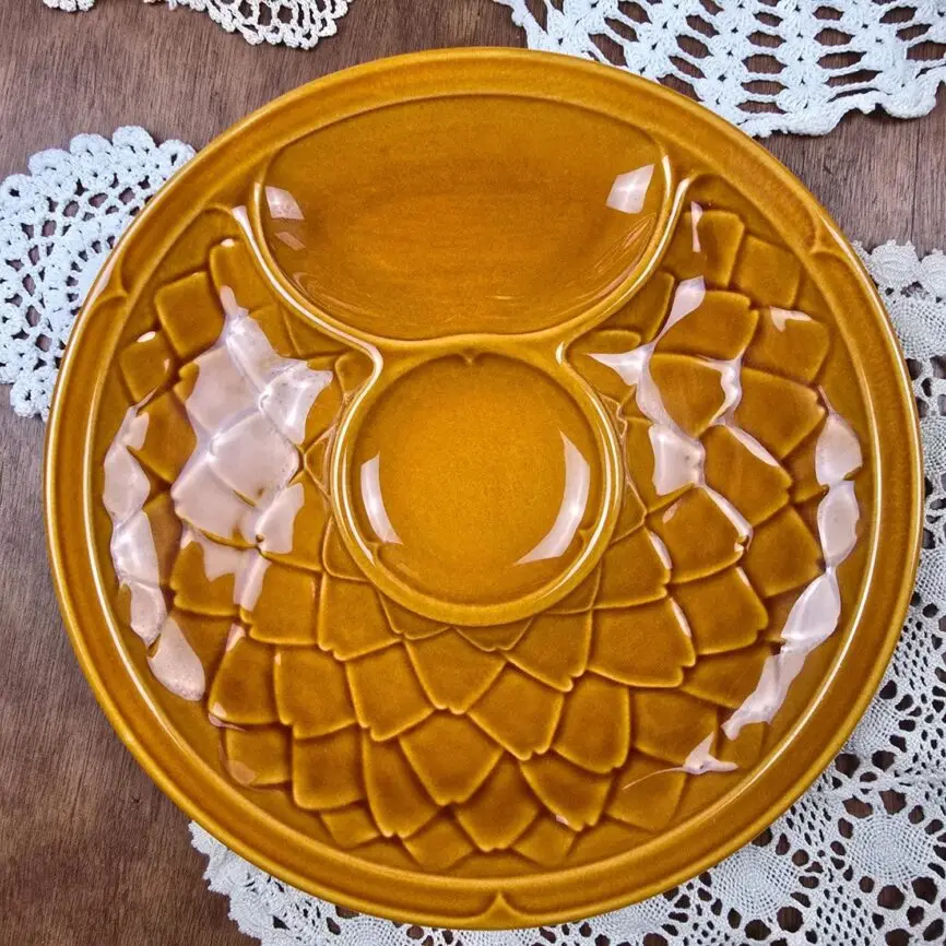 Assiette à artichauts Salins France en barbotine – vue rapprochée décor compartimenté