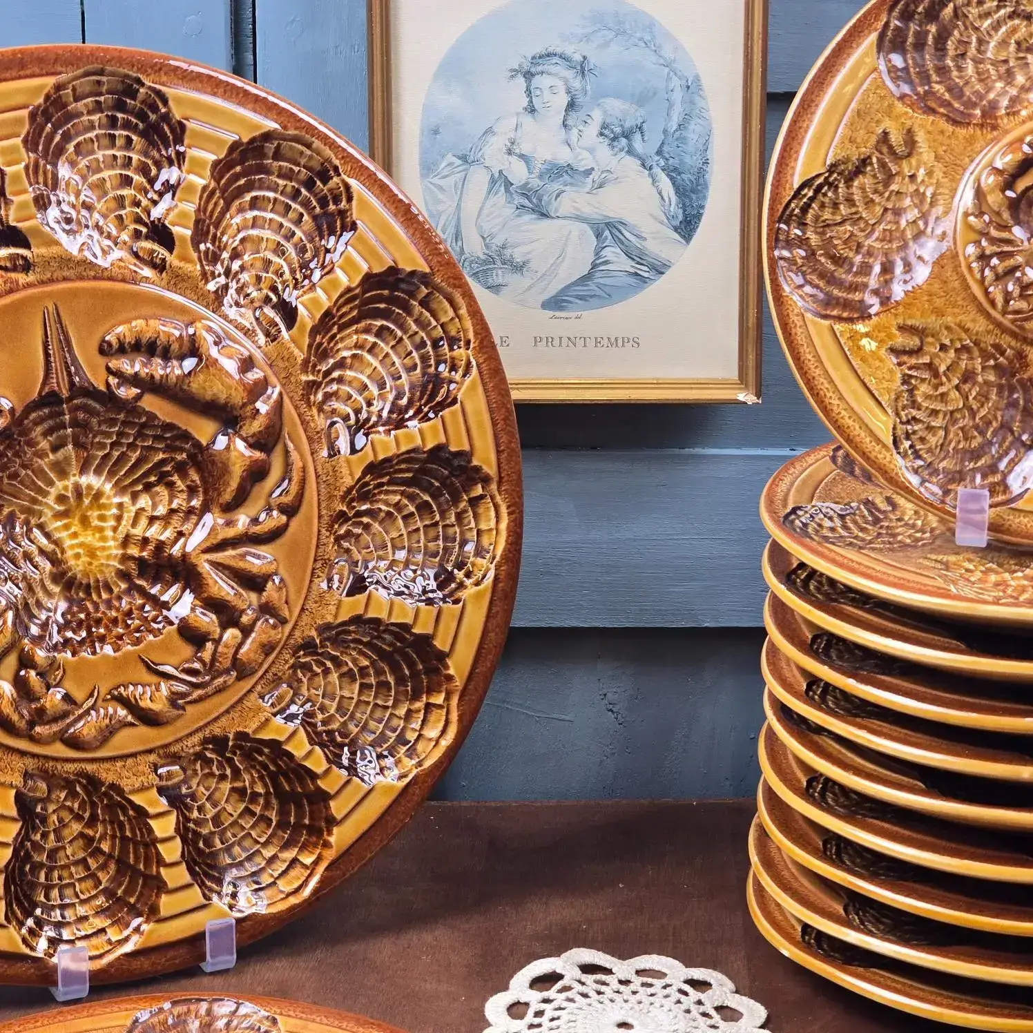 Empilement d’assiettes à huîtres barbotine Atelier du Revernay France, glaçure brun mordoré.