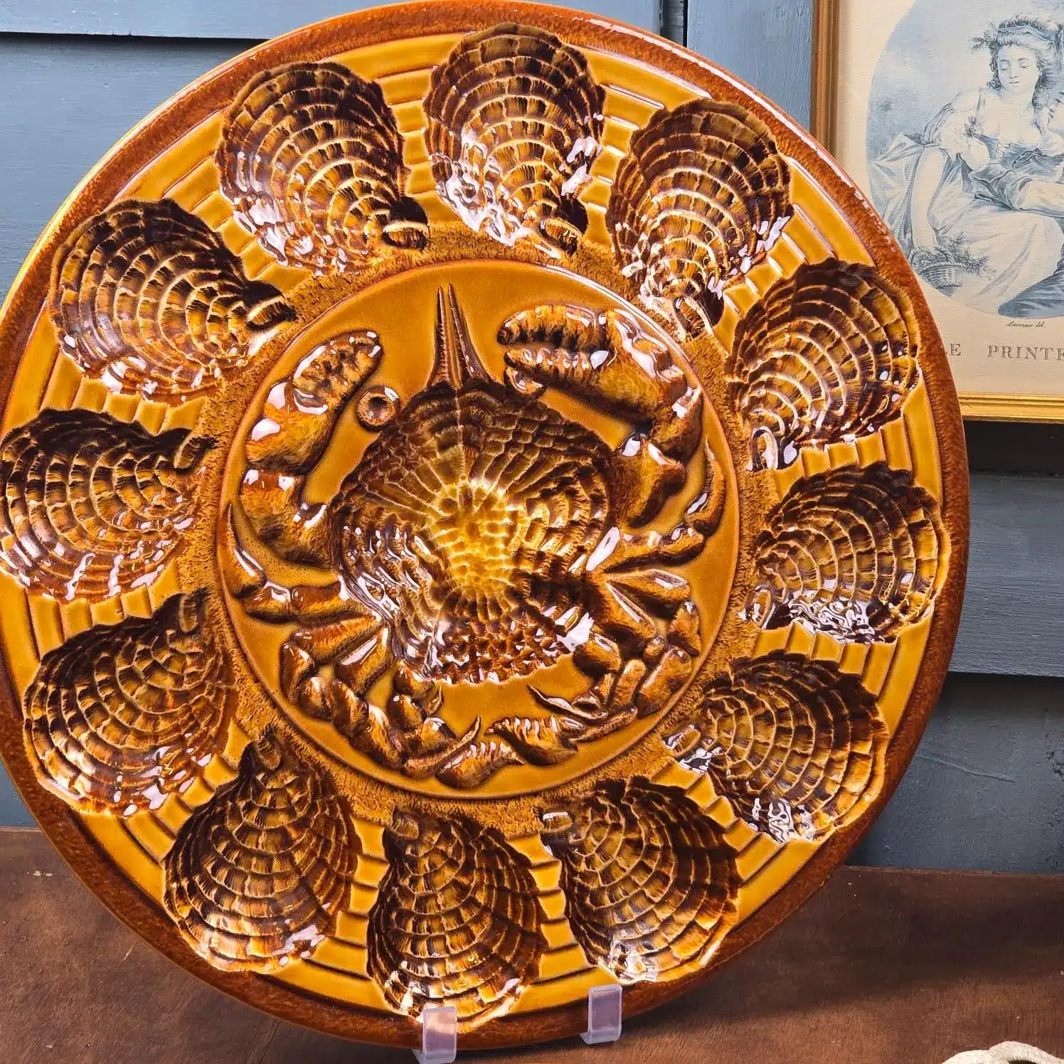 Plat de service assorti du service à huîtres Atelier du Revernay France, décor crabe central.