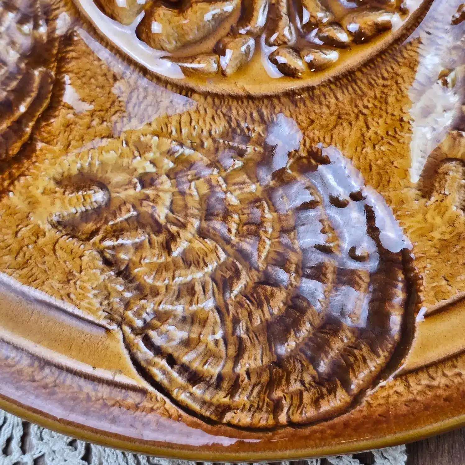 Détail du décor coquilles en relief sur les assiettes à huîtres Atelier du Revernay.