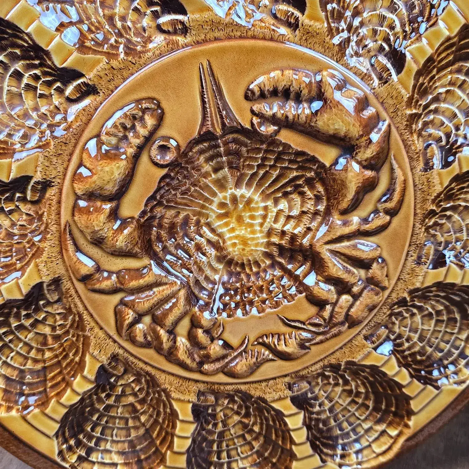 Vue rapprochée du plat de service à huîtres Atelier du Revernay France.