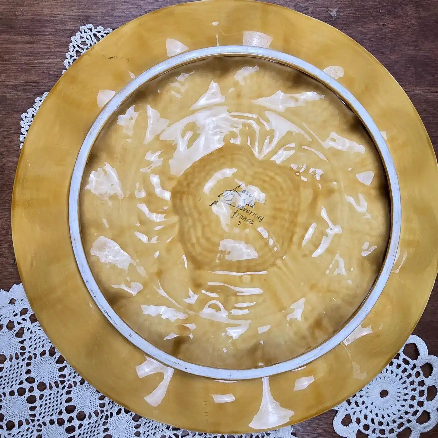 Estampille Atelier du Revernay France visible sous le plat à huîtres