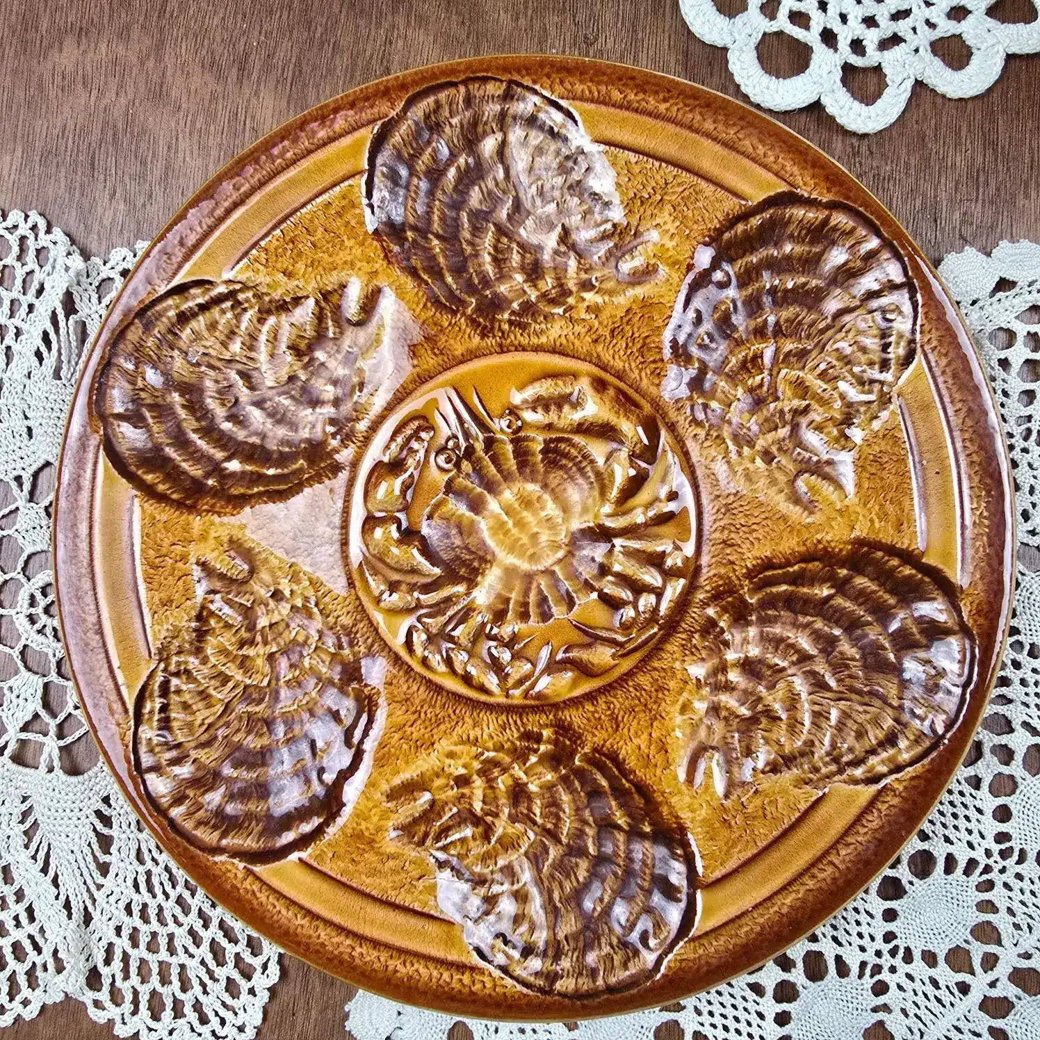Assiette à huîtres vintage en faïence barbotine Atelier du Revernay France, vue de dessus.