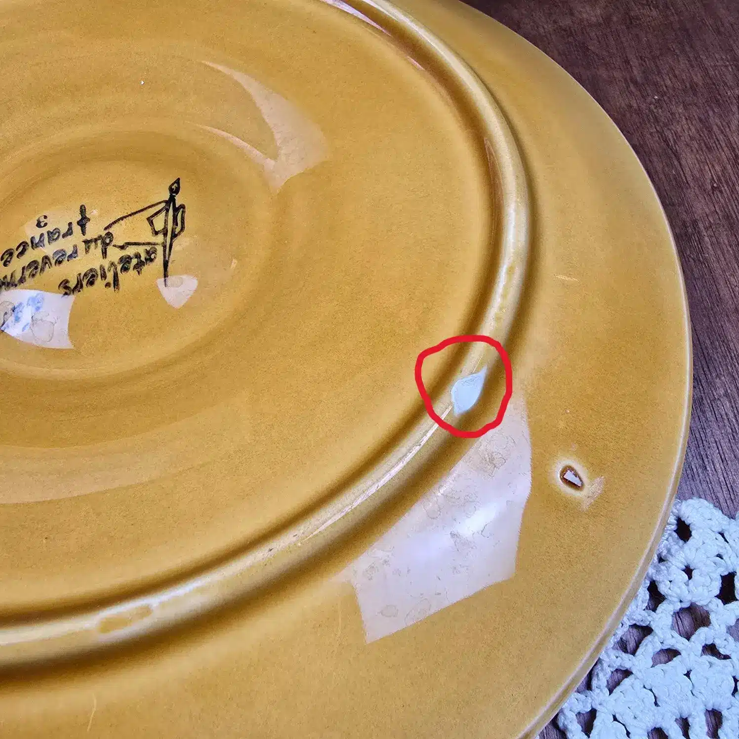 Détail d’un éclat discret sous une assiette à huîtres Atelier du Revernay France.