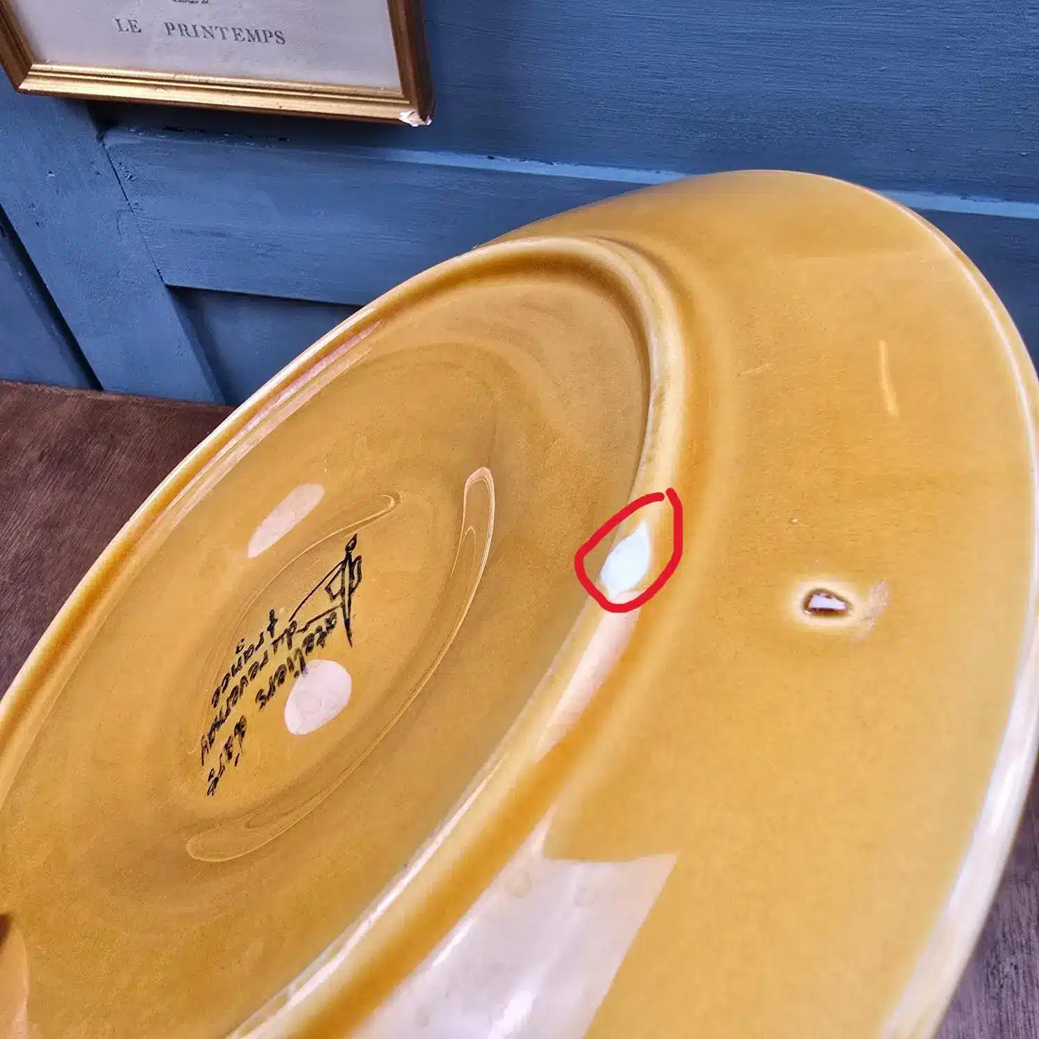 Détail d’un éclat discret sous une assiette à huîtres Atelier du Revernay France, vue de profil