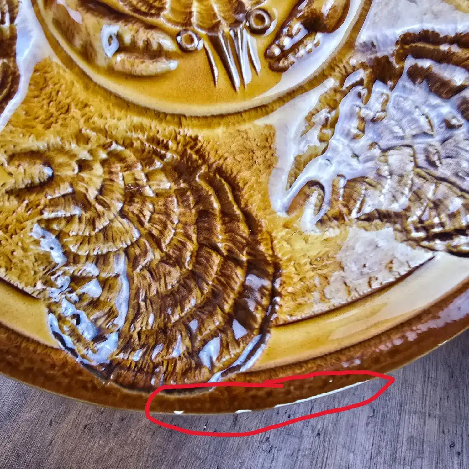 Zoom sur une petite usure discrète sur le bord d’une assiette Atelier du Revernay.