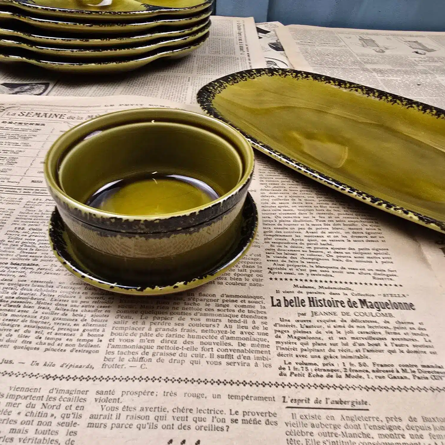 Service à huîtres Gien vintage – vue rapprochée du ramequin et ravier assortis