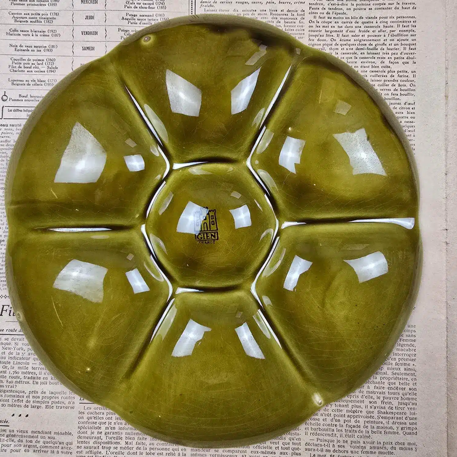 Estampille Gien France au dos d’une assiette à huîtres barbotine vintage