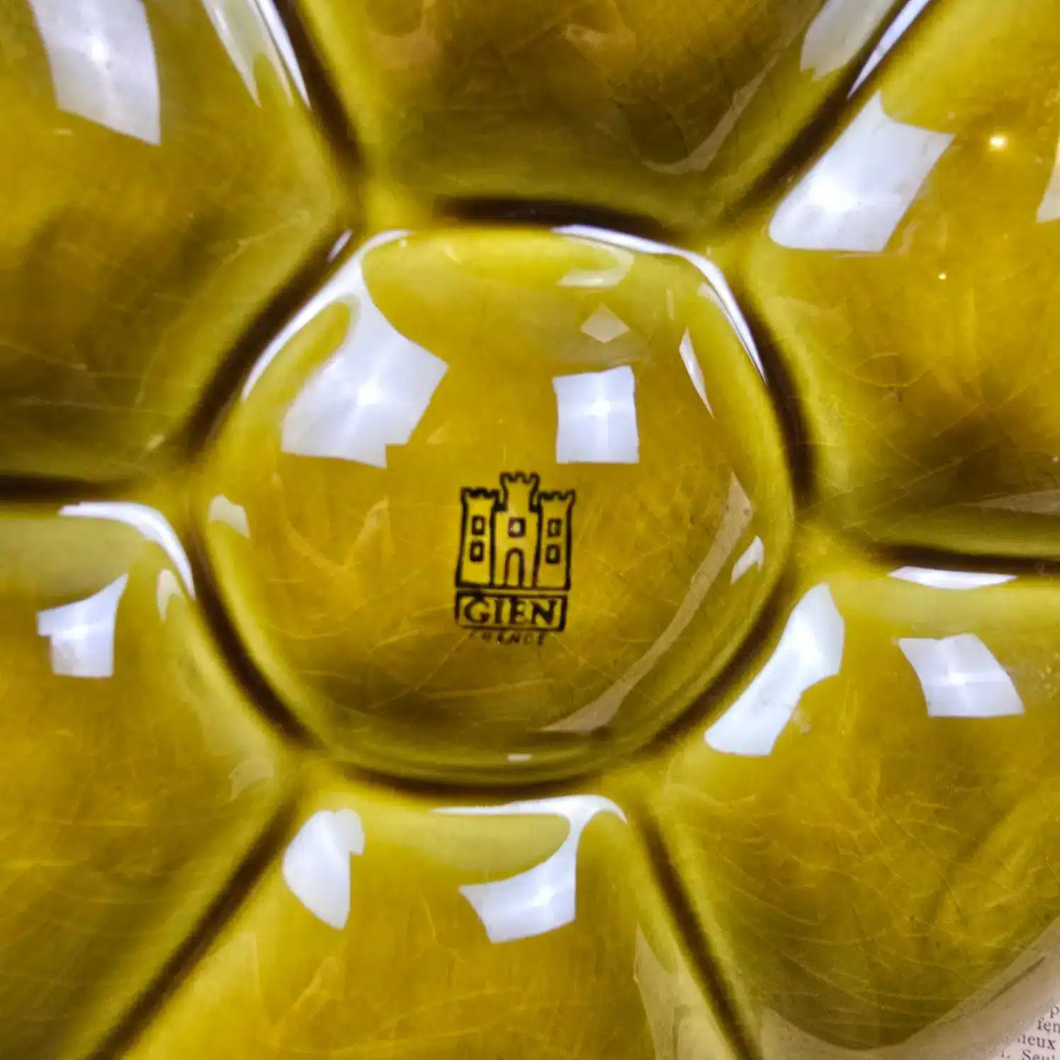 Zoom sur l'estampille Gien France au dos d’une assiette à huîtres barbotine vintage