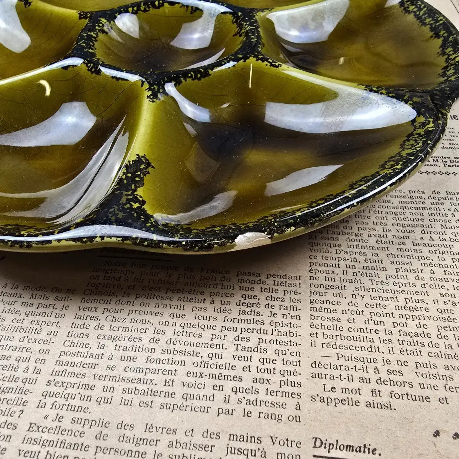 Assiette Gien barbotine – détail du bord avec petite ébréchure