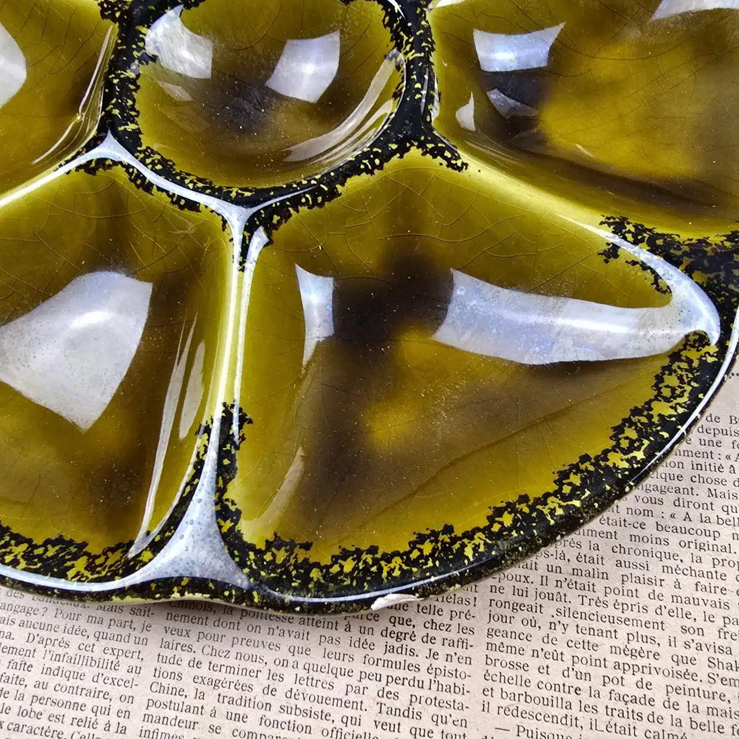 Assiette à huîtres Gien – détail du décor émaillé vert olive et noir