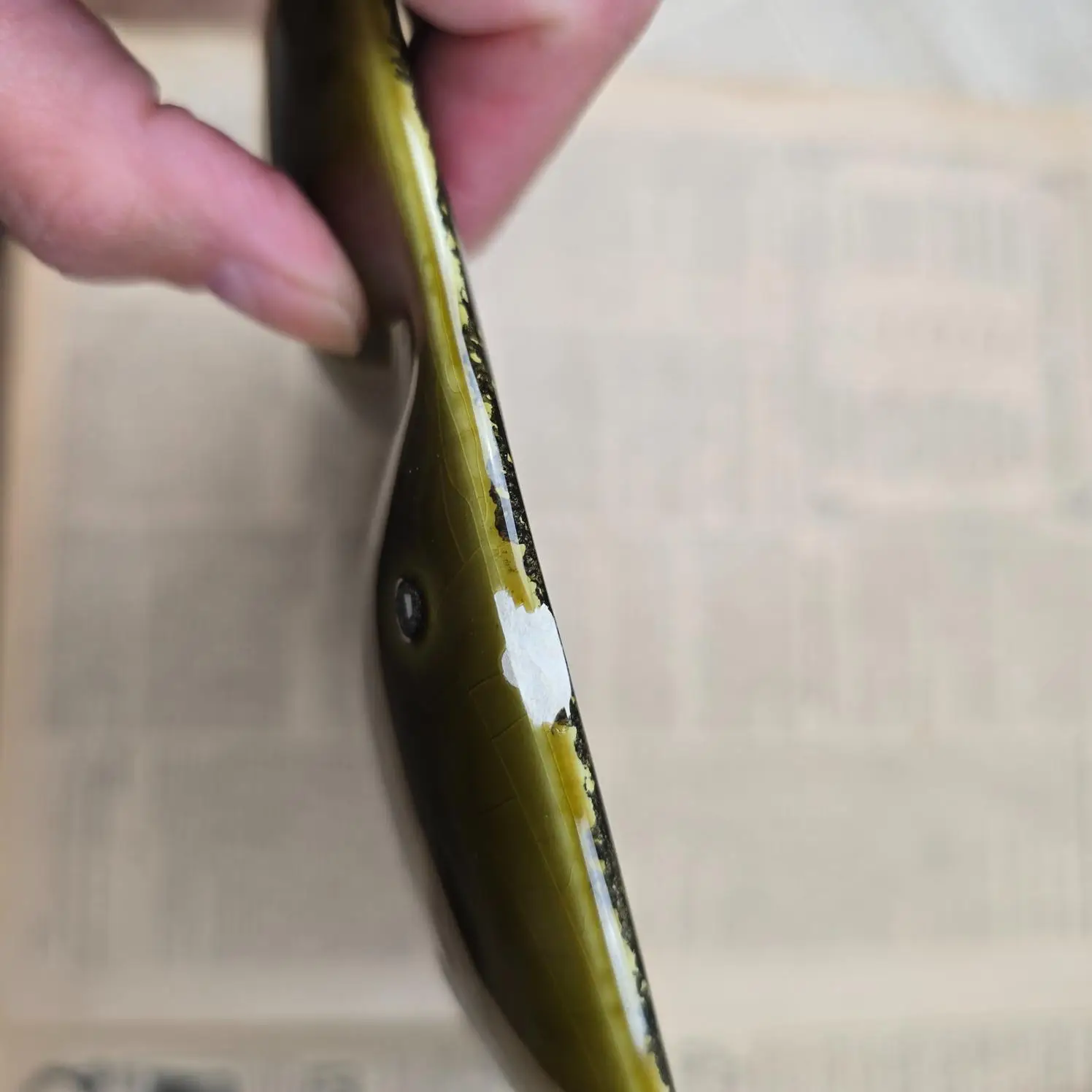 Vue de profil d’une assiette à huîtres en barbotine Gien vintage