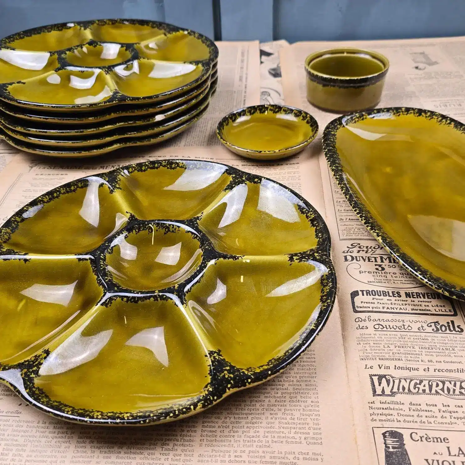 Service à huîtres Gien en barbotine vert olive – ravier, ramequin et coupelle