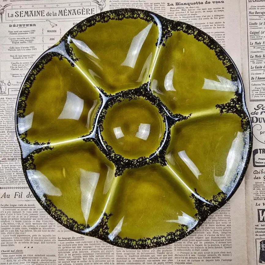 Assiette à huîtres Gien en barbotine vert olive – vue de dessus