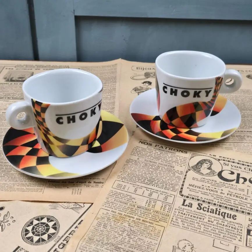 Duo de tasses Choky publicitaires avec décor graphique coloré années 70.