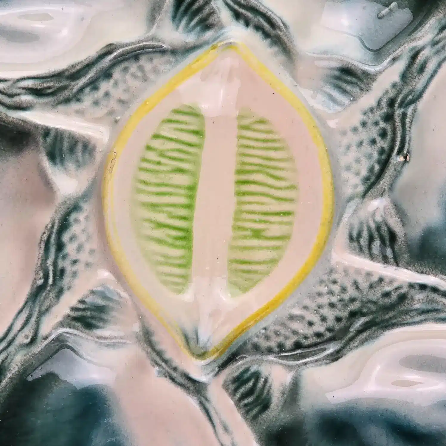 Détail du compartiment central jaune citron sur assiette à huîtres St Clément