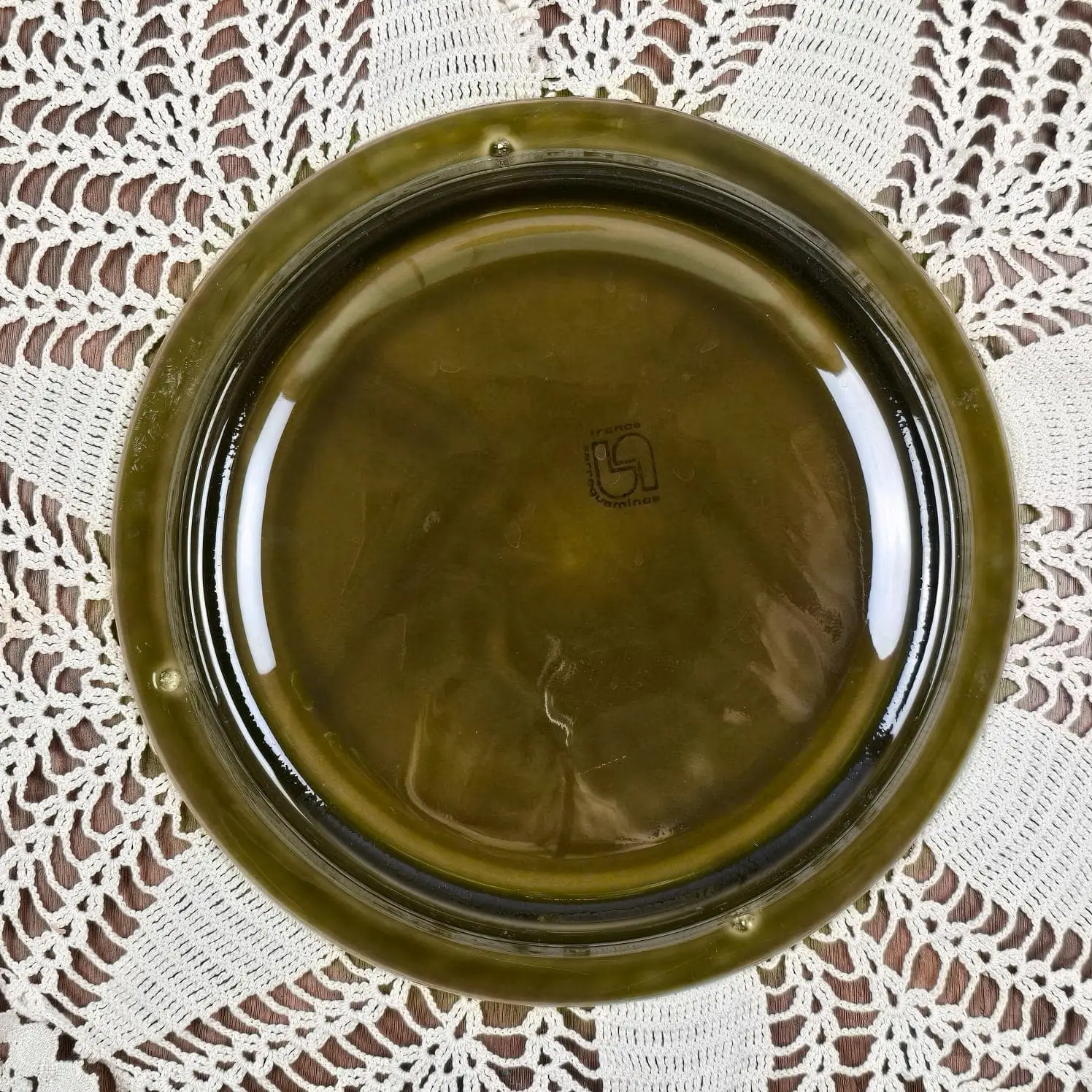 Revers d’une assiette Sarreguemines La Fondue, émaillée vert olive avec marque en creux Sarreguemines France.