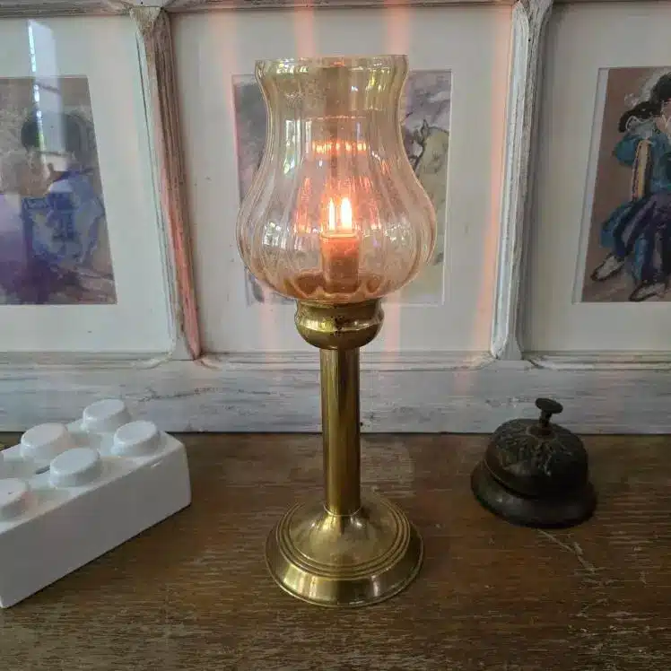 Bougeoir à flamme constante allumé – ambiance lumière vintage.