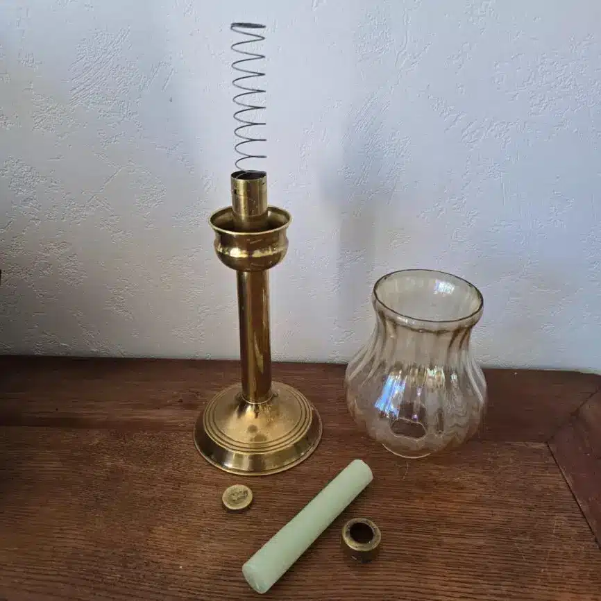 Bougeoir ancien en laiton avec système élévateur à bougie – flamme constante.