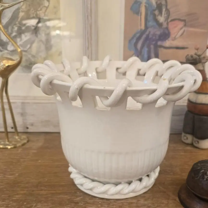 Cache-pot en faïence blanche torsadée Malicorne signé Émile Teissier, détail du tressage ajouré sur fond romantique