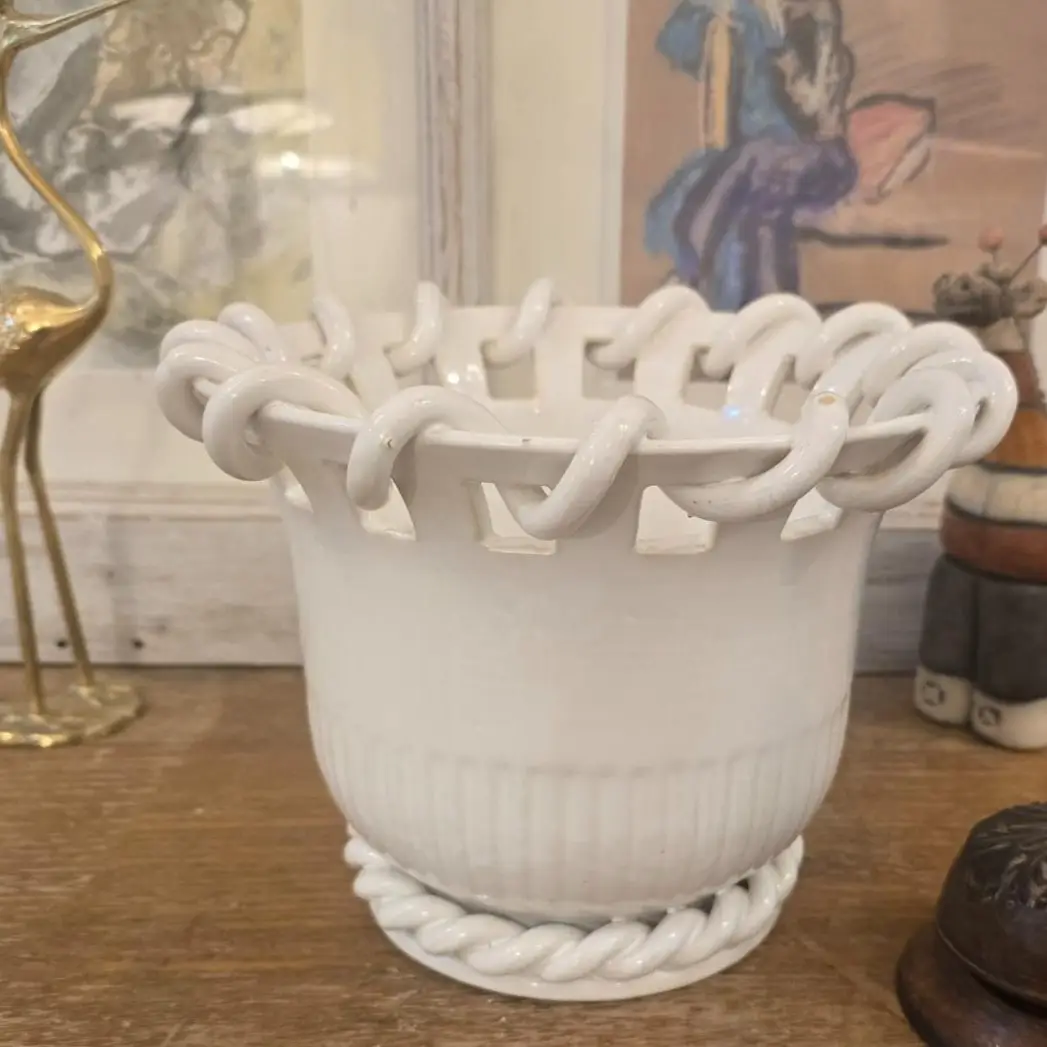 Cache-pot en faïence blanche torsadée Malicorne signé Émile Teissier, détail du tressage ajouré sur fond romantique