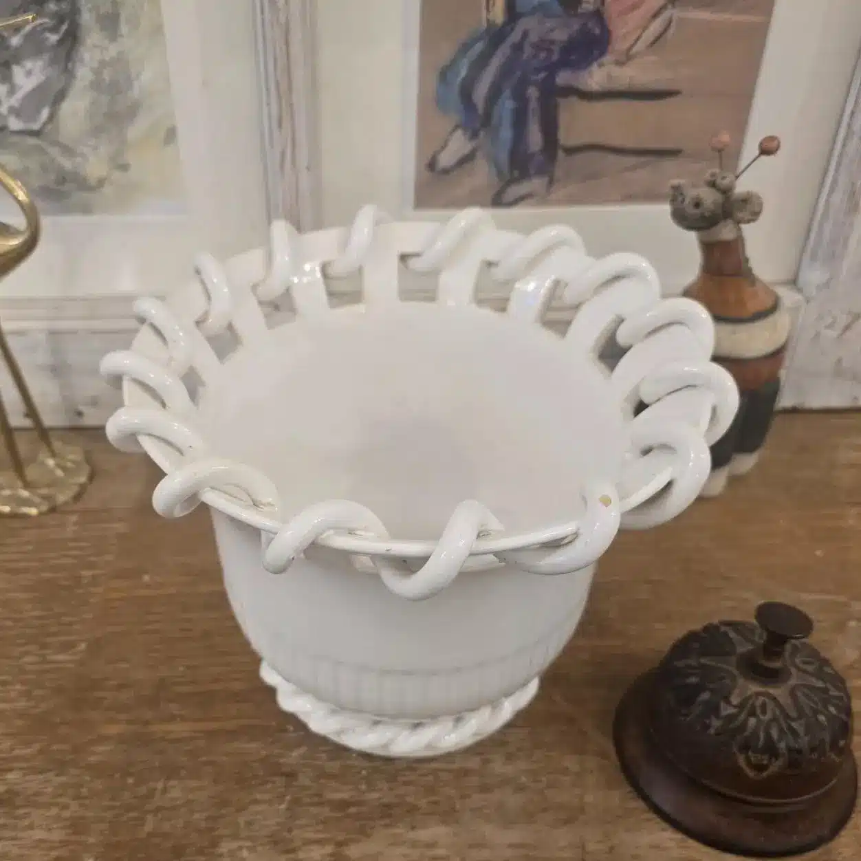 Vue d’ensemble du cache-pot torsadé blanc en faïence Malicorne Émile Teissier sur table en bois
