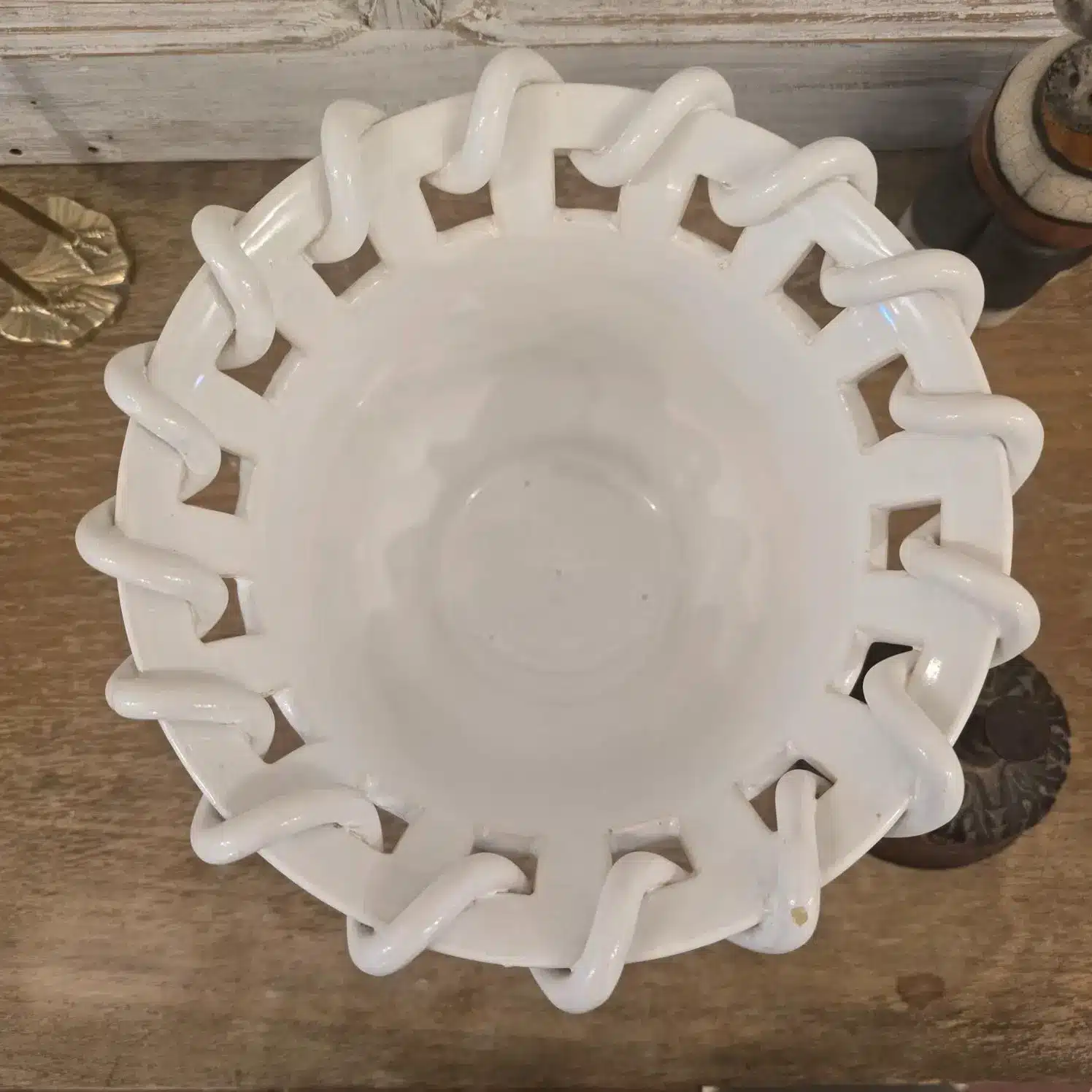 Vue plongeante du cache-pot torsadé Malicorne Émile Teissier, montrant le travail ajouré circulaire