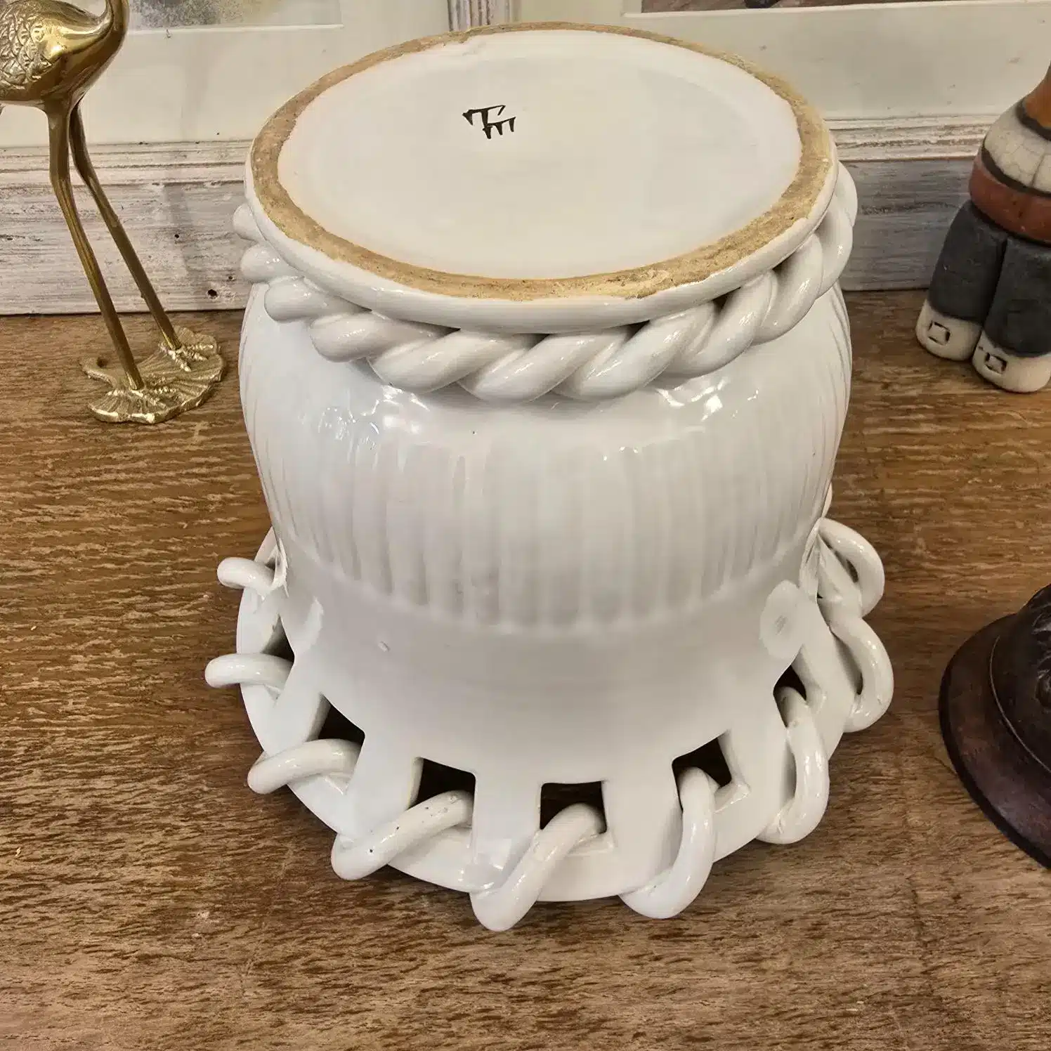 Cache-pot torsadé blanc Malicorne signé Émile Teissier, vue retourné sur fond en bois